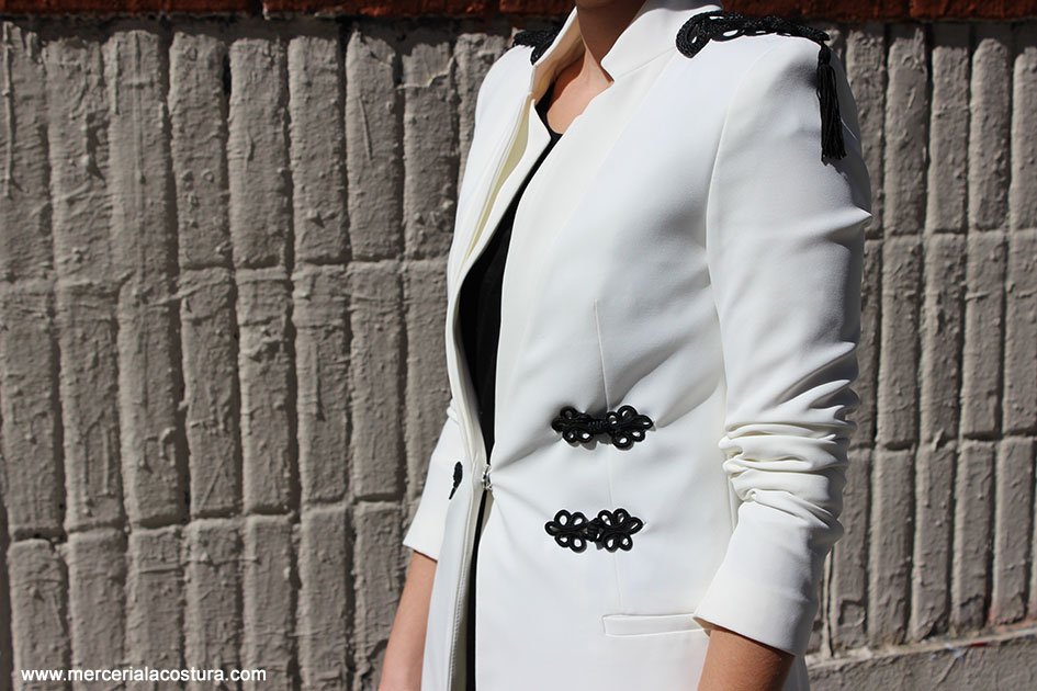 Blazer con hombreras y alamares detalle Blazer con hombreras y alamares detalle