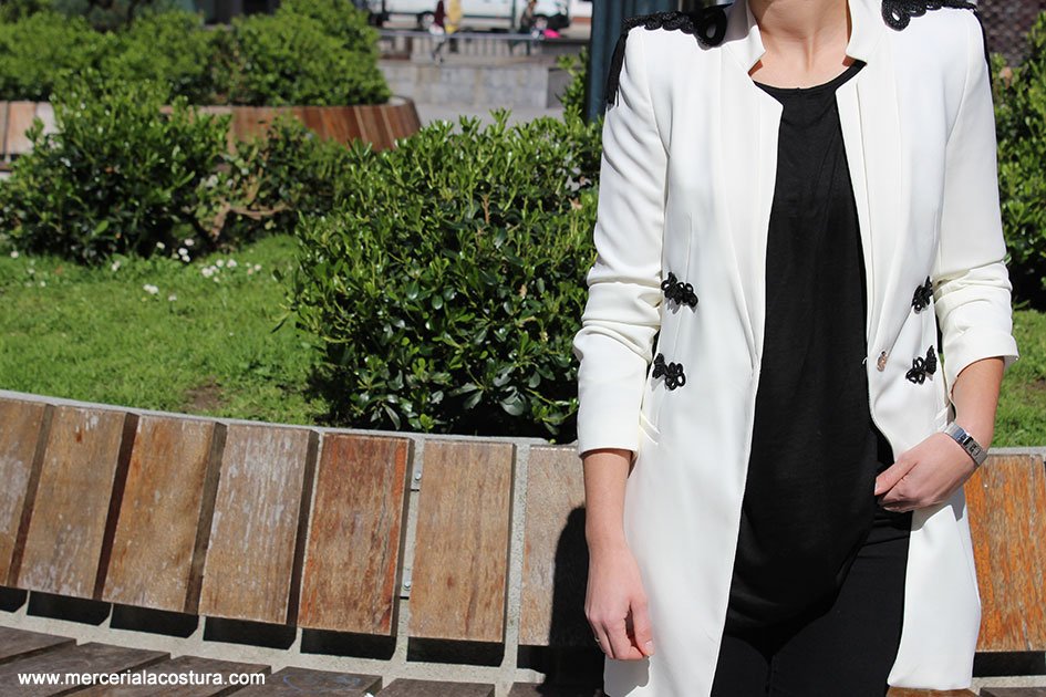 Blazer abierta con hombreras y alamares Blazer abierta con hombreras y alamares