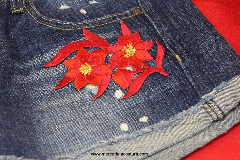 parche_floral_rojo_detalle parche_floral_rojo_detalle