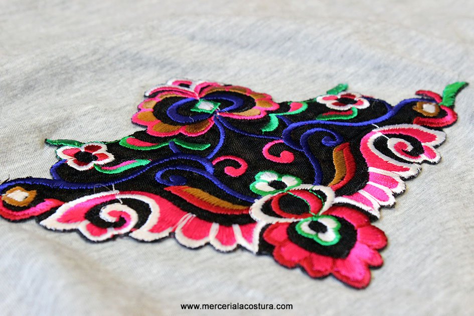 camiseta_customizada_parches_florales_detalles camiseta_customizada_parches_florales_detalles