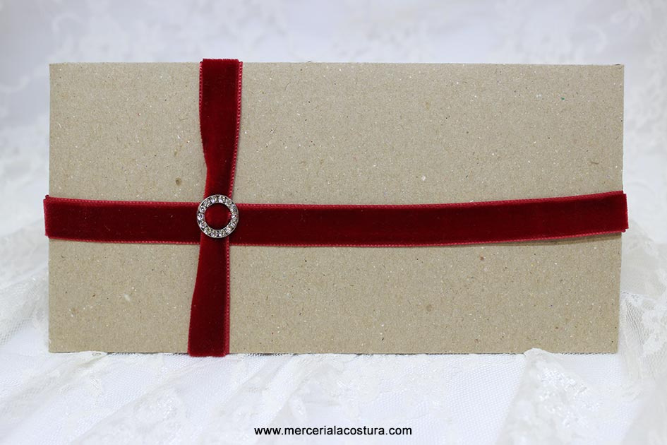 detalles_boda_comunion_sobre_lazo_terciopelo_rojo