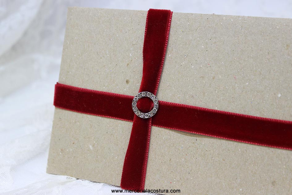 detalles_boda_comunion_sobre_lazo_terciopelo_rojo_hebilla_strass detalles_boda_comunion_sobre_lazo_terciopelo_rojo_hebilla_strass