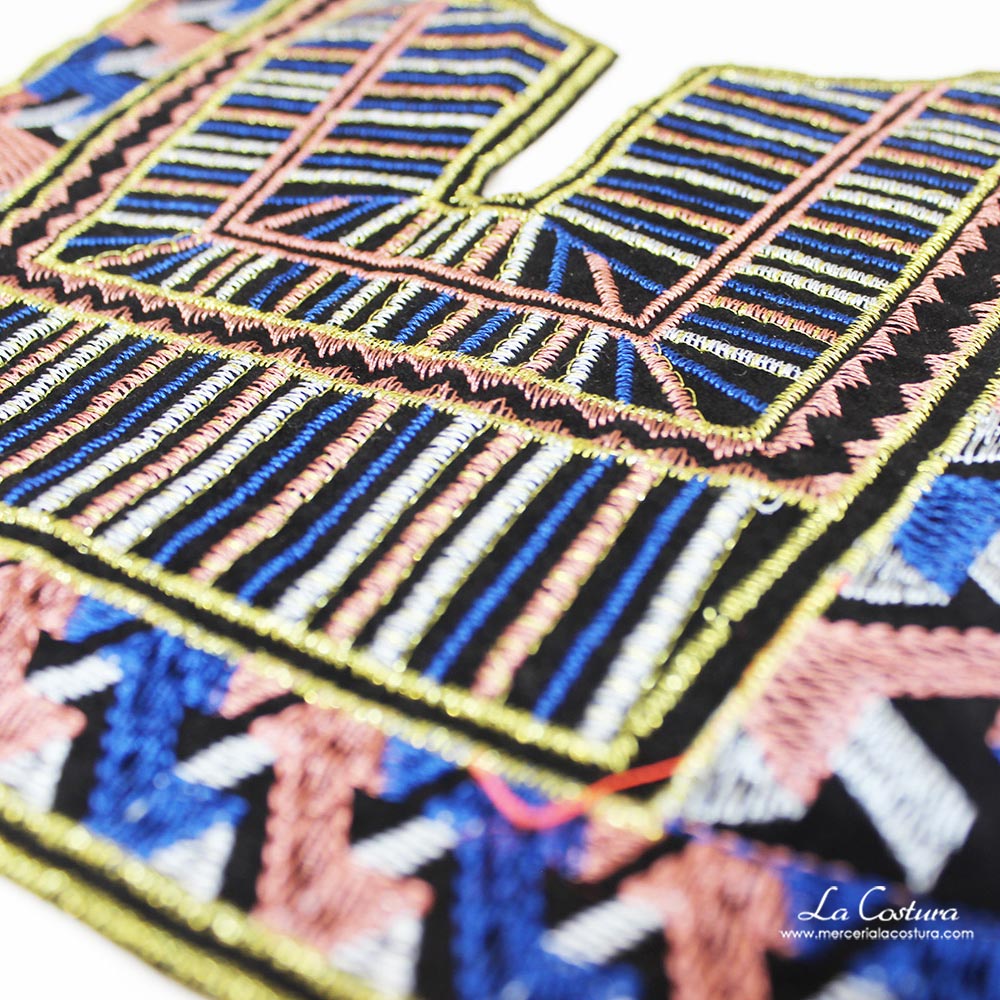 Pechera étnica cuadrada en detalle