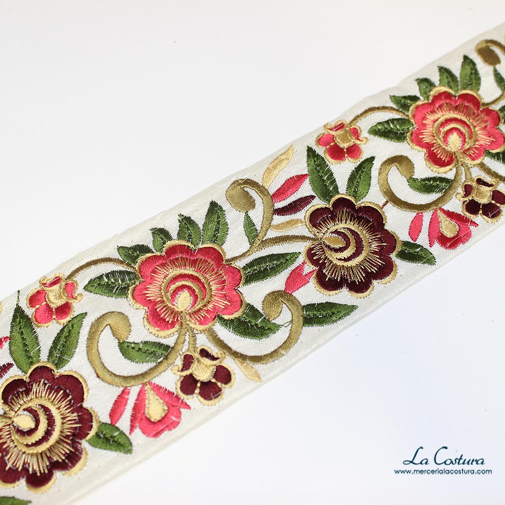Tapacosturas rama y flor bordado crudo y granate