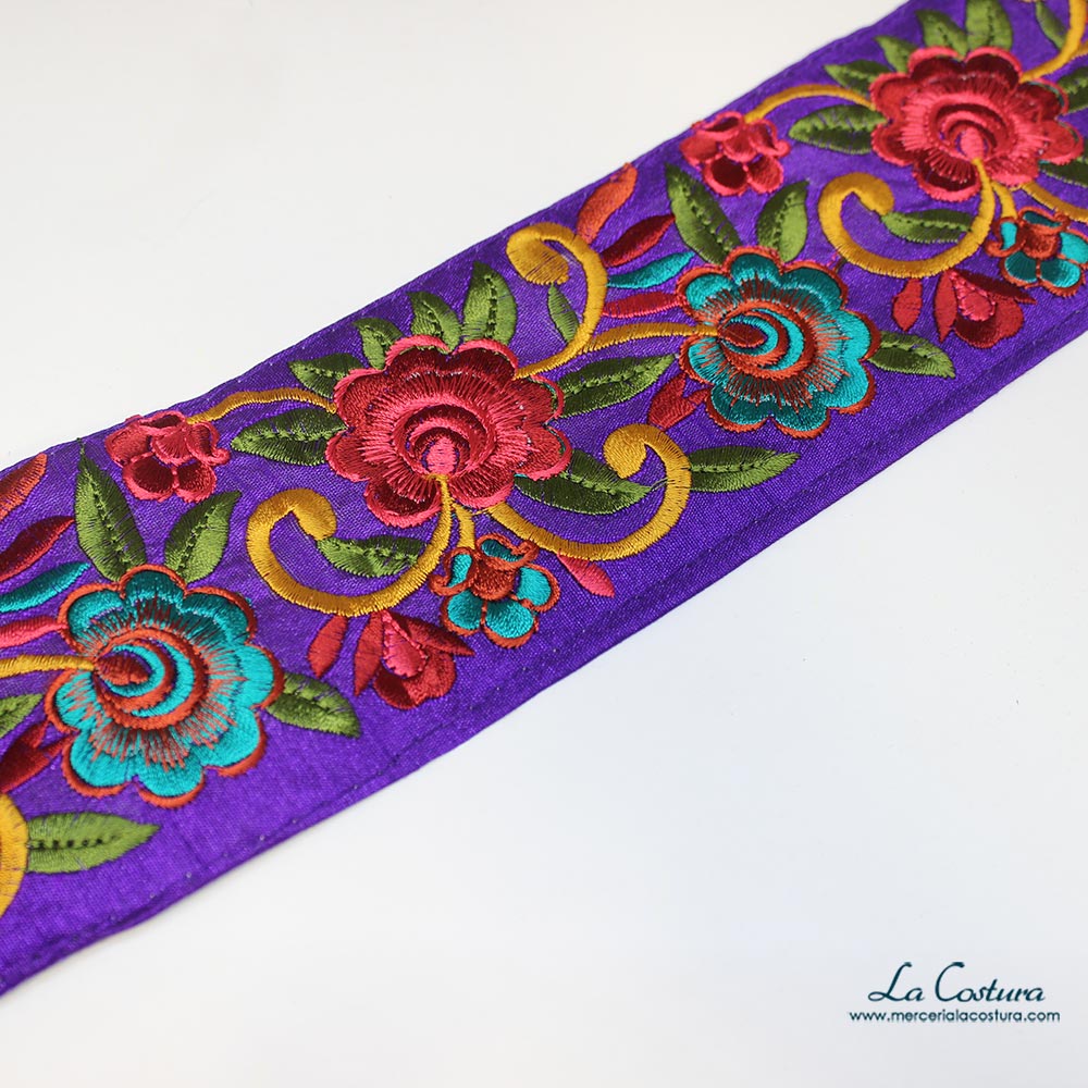 Tapacosturas rama y flor bordado morado y coral