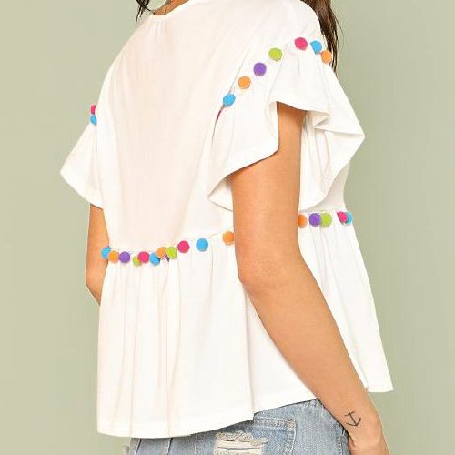 Blusa con pompones en mangas y en corte de pecho