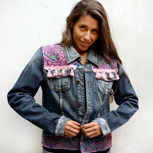 Chaqueta vaquera customizada con borlas y textiles de Guatemala y México