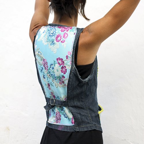 Chaleco denim reutilizado y customizado con textiles y pasamanería