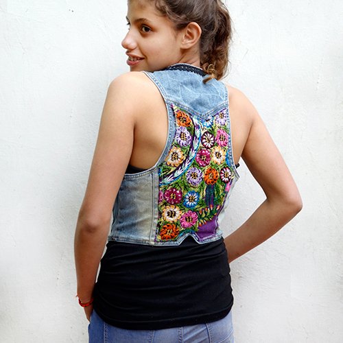 Chaleco denim inspirado en huipiles y customizado con pasamanería
