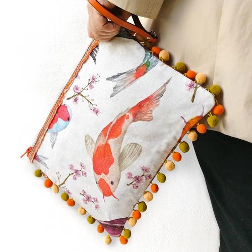 Clutch con pompones y madroños