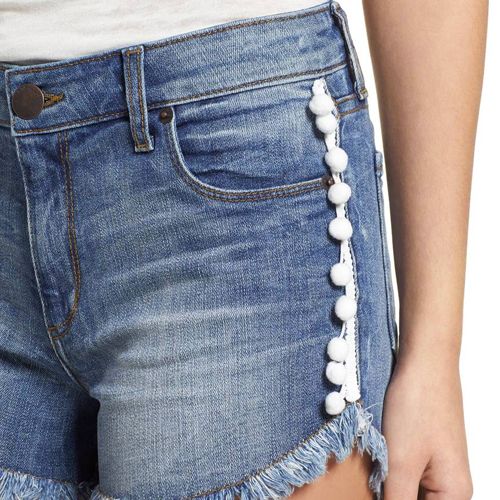 Shorts con pompones o madroños en el lateral