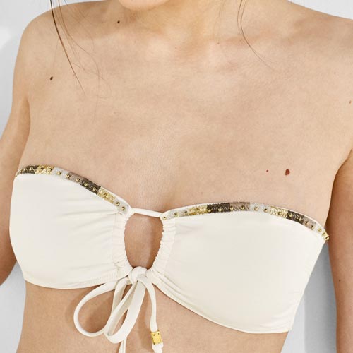 Bikini banda con pasamanería con tachuelas en la parte superior