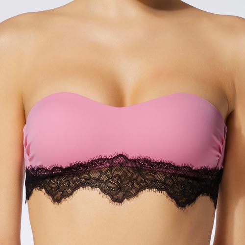 Bikini banda con detalle de puntilla o encaje en la zona inferior
