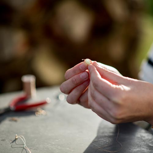 Proceso de creación de los colgantes de piedras naturales de Etoile Zarautz