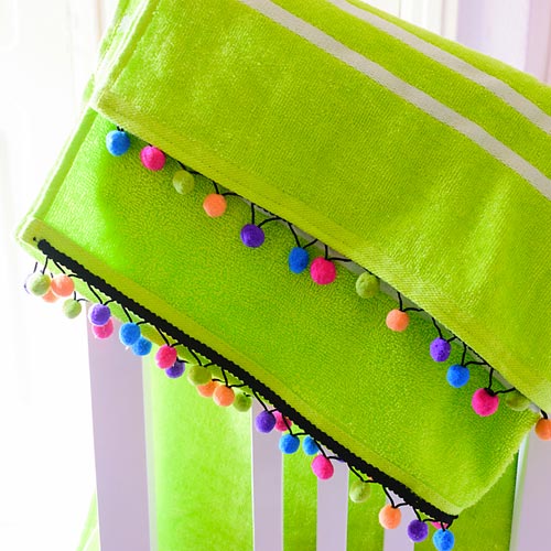 Toalla de playa con madroños y pompones