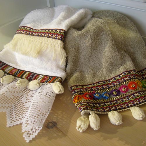 Toalla de playa estilo boho con pasamanería variada