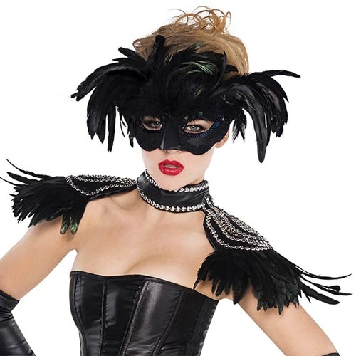 Hombreras con plumas y tachuelas