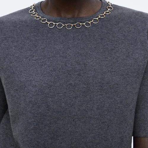 Top de punto con detalle de cadena en el cuello