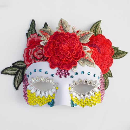Máscara de halloween con abalorios, piedras acrílicas y parches florales