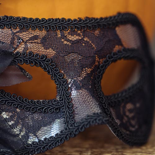 Máscara para halloween realizada con galón y puntillas
