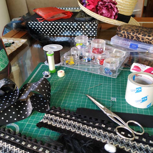 Materiales y mesa de trabajo de Soniketes