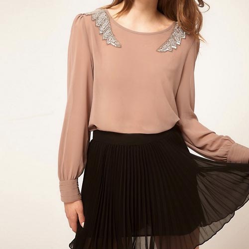 Blusa con apliques de strass y pedrería