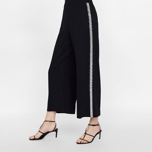 Pantalón con banda lateral de abalorios, pedrería y strass