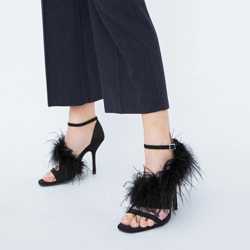 Sandalias con detalle de plumas en el corte