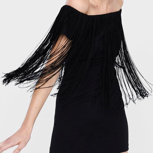 Vestido con adorno de flecos en escote y mangas