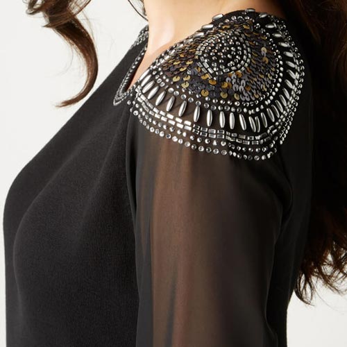 Vestido con aplicación metálica en hombros