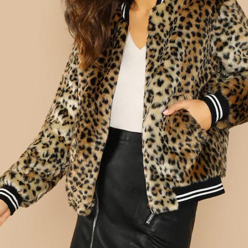 Cazadora con pelito de leopardo y cinta de rayas en puños, cuello y cintura