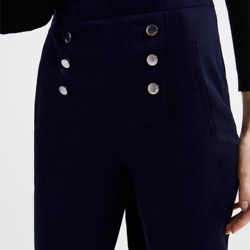 Pantalón con botones metálicos