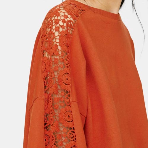 Sudadera con detalle de puntilla en mangas