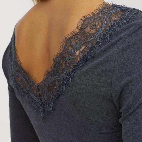 Top con detalle de encaje en escote y espalda