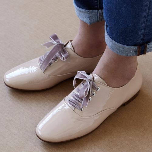 Zapatos de charol con cordones de terciopelo