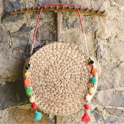 los-bolsos-capazos-must-have-de-la-primavera-pompones
