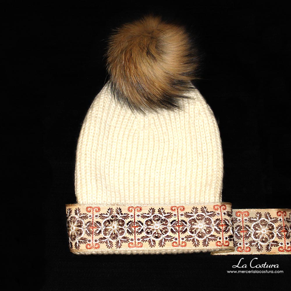 diy-bufandas-guantes-gorros-pasamaneria-bordada-pompon-pelonatural