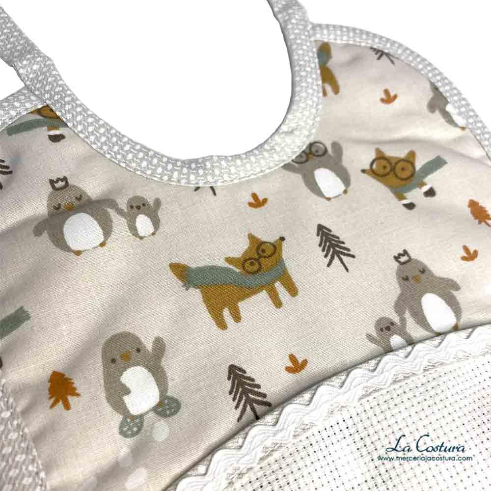 babero-punto-cruz-animales-gris-zoom-min