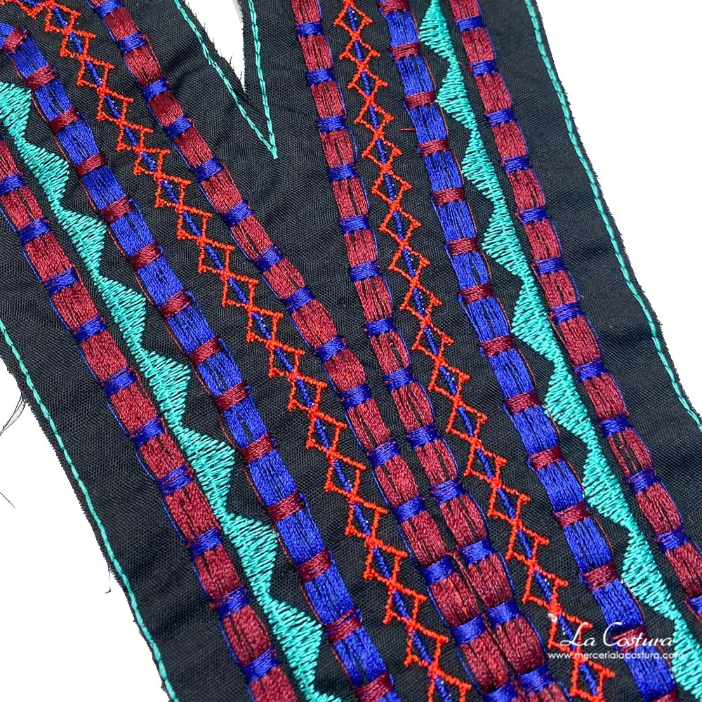 pechera-etnica-borlones-granates-bordado