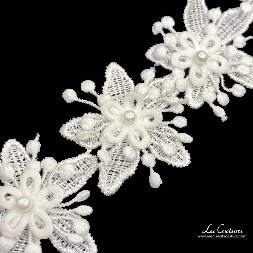 Pasamanería guipur flores y perlas blanco