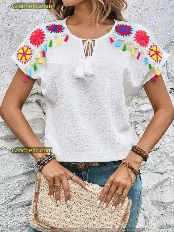 camiseta con mangas decoradas con crochet y flecos