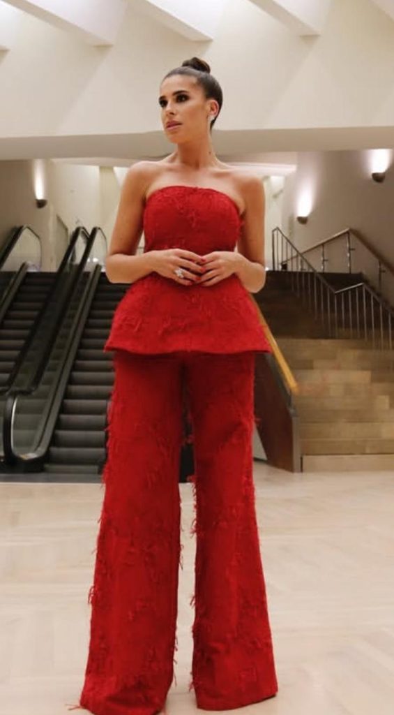 traje con estructura entretelada