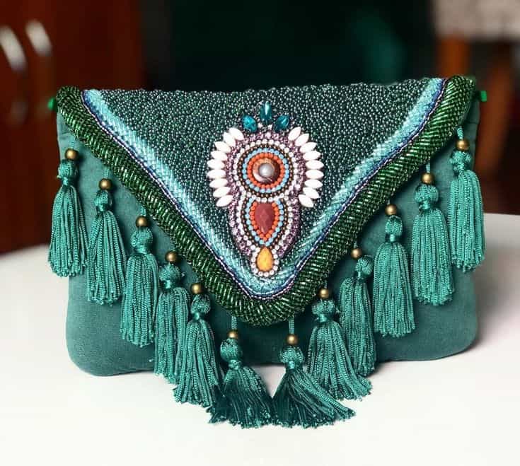 customizacion de bolso con borlas y apliques