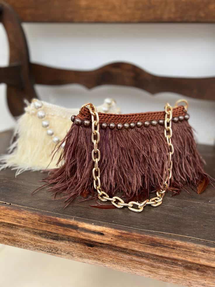 bolso con plumas y cadena