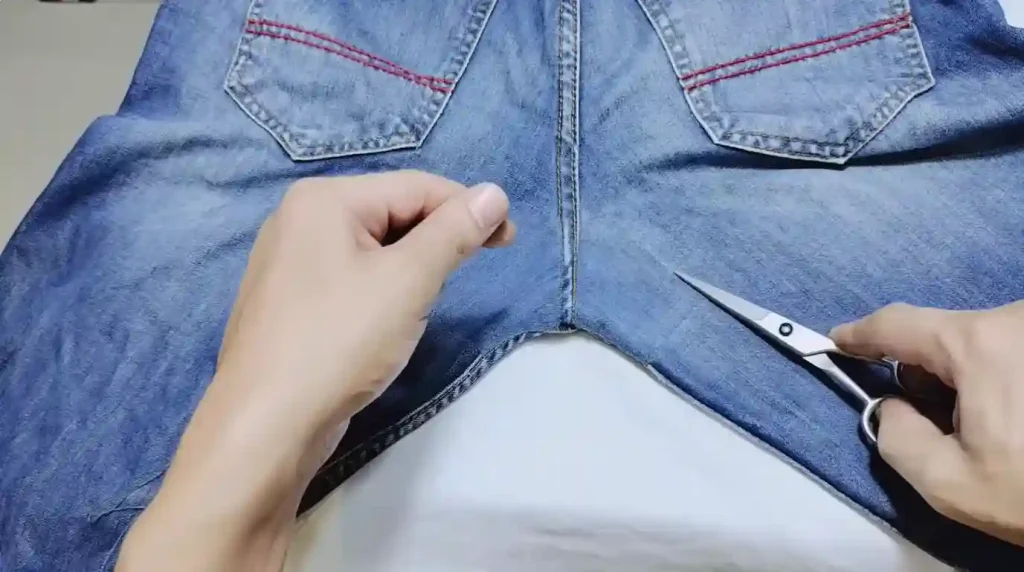 Una solucion magica para reparar agujeros en jeans entre las piernas-Learn A Craft